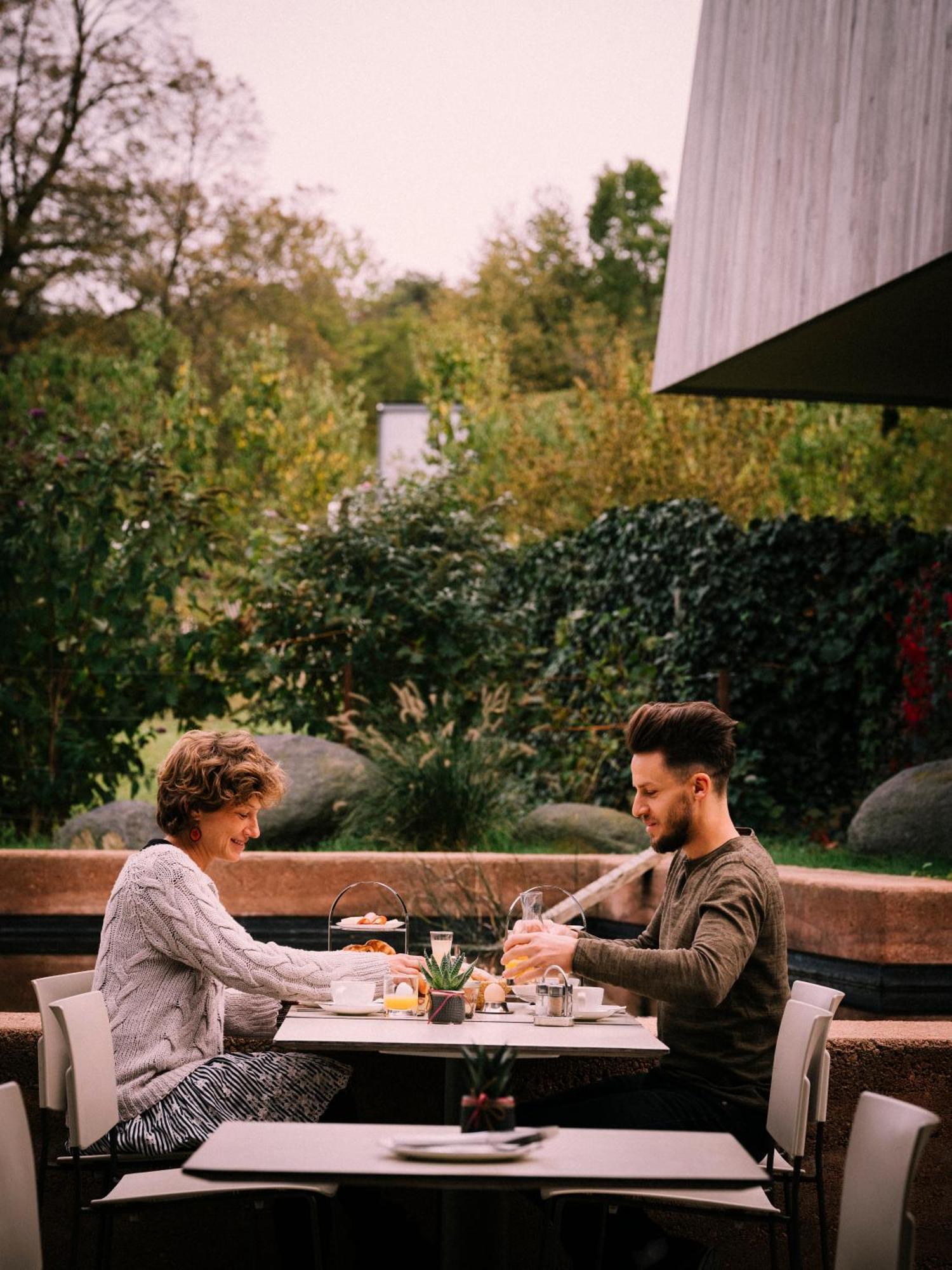 Flora Auf Gut Guntrams Hotel Schwarzau am Steinfelde Екстериор снимка